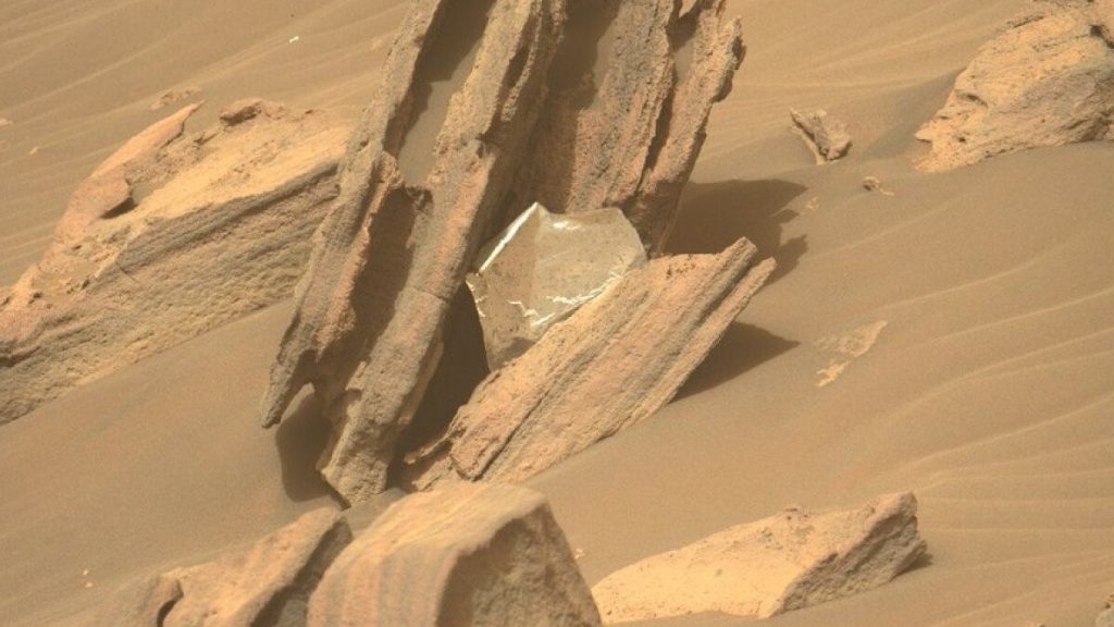 Космический корабль НАСА только что нашел мусор на Марсе