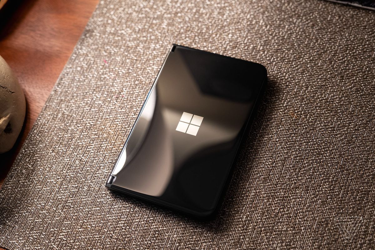 Microsoft Surface Duo 2 черный закрыт и сидит на матрасе.