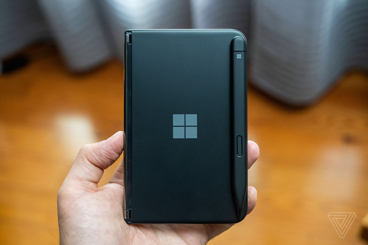 Surface Duo 2 черного цвета с бампером Surface Pen.