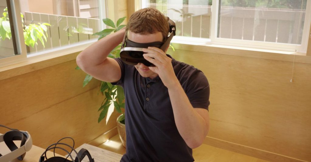 У Марка Цукерберга есть несколько прототипов VR-гарнитуры, чтобы показать вам