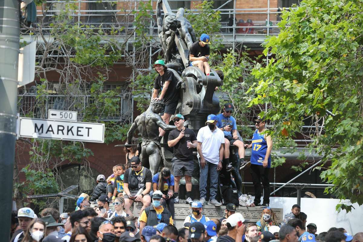 Фанаты «Голден Стэйт Уорриорз» выстраиваются в очередь на Маркет-стрит перед парадом победы команды 20 июня 2022 года в Сан-Франциско.