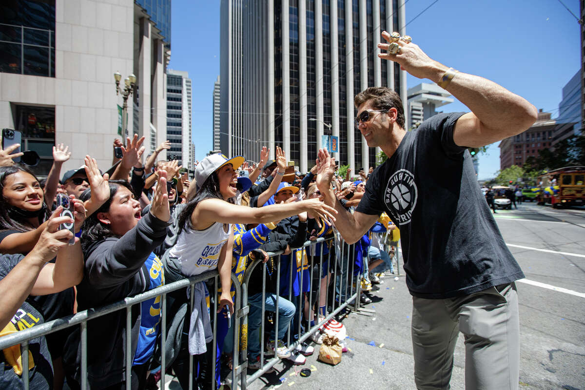 Генеральный менеджер Warriors Боб Майерс во время парада чемпионата Golden State Warriors на Маркет-стрит в Сан-Франциско, Калифорния, 20 июня 2022 года.