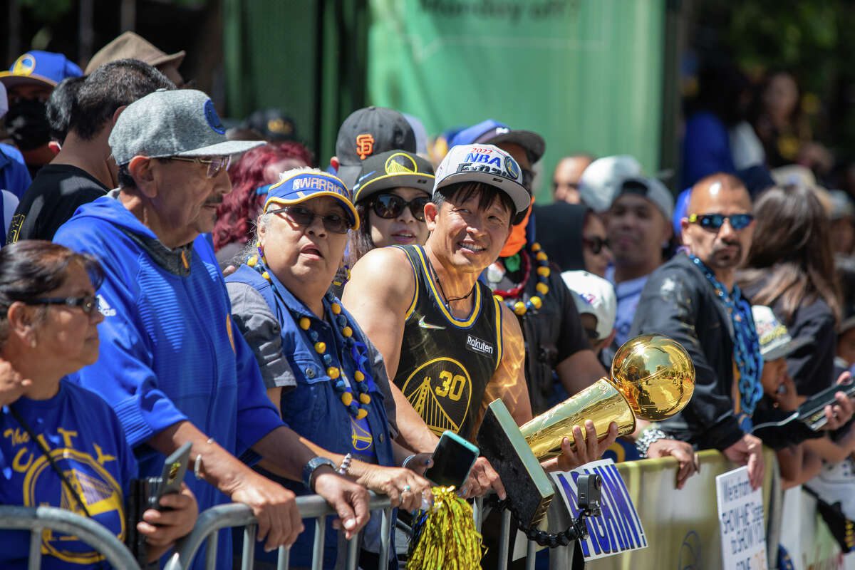 Фанаты «Уорриорз» во время парада чемпионата «Голден Стэйт Уорриорз» на Маркет-стрит в Сан-Франциско, Калифорния, 20 июня 2022 года.