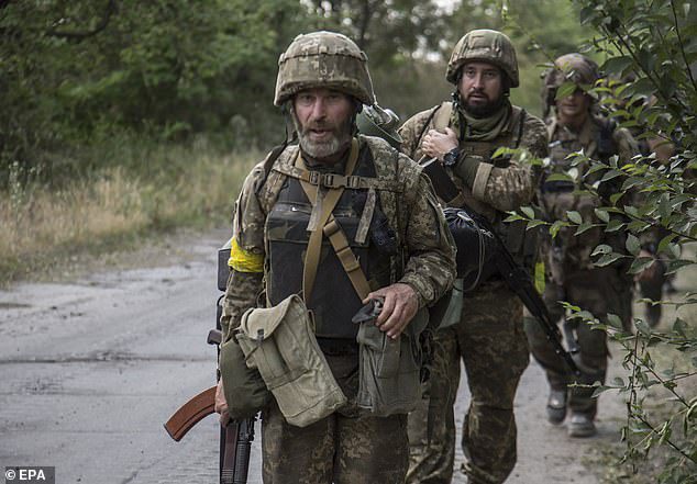 Украинские солдаты продвигаются к блокпосту в городе Северодонецк под сильным обстрелом со стороны российских сил