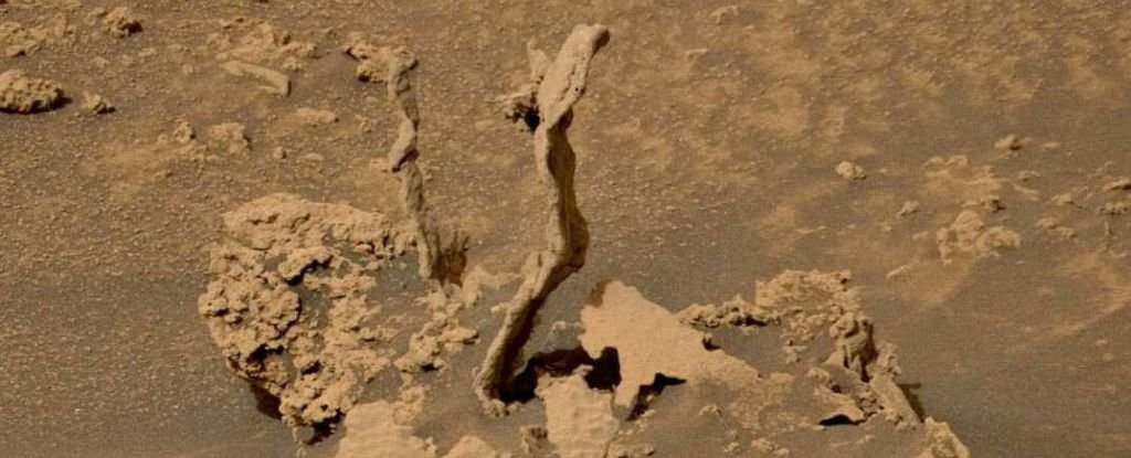 Curiosity обнаружил на поверхности Марса действительно странные созвездия искривленных скал.