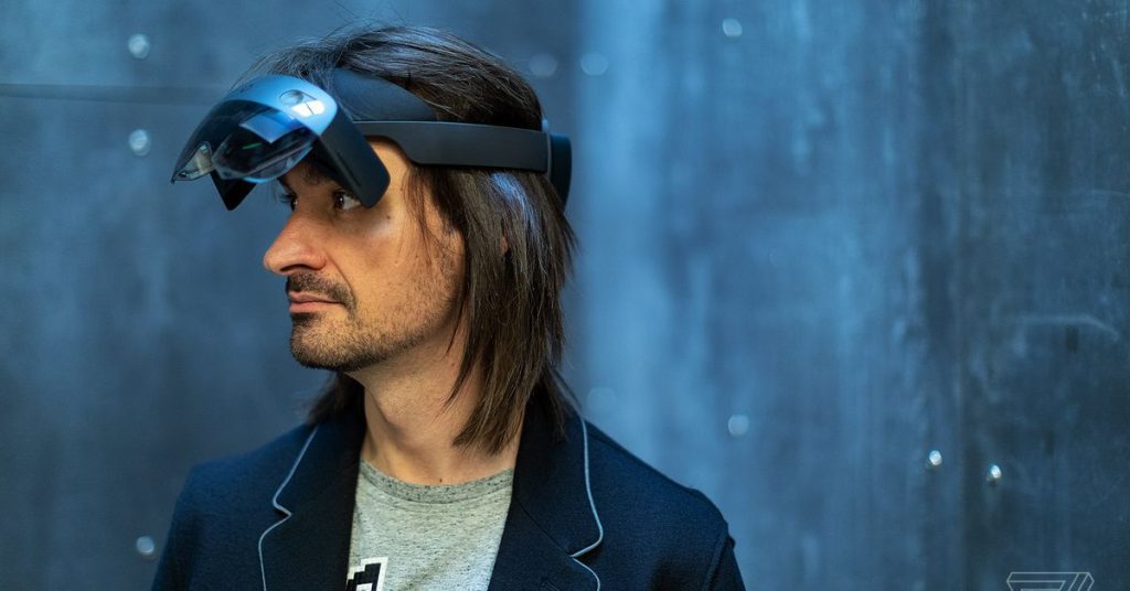 Алекс Кипман, президент Microsoft HoloLens, ушел в отставку после обвинений в неправомерном поведении.