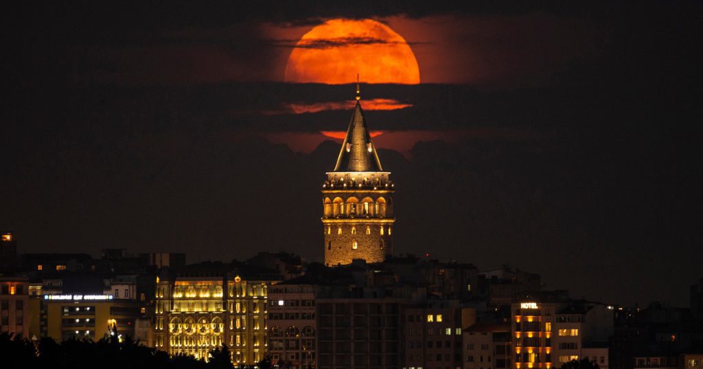 Гигантская клубничная луна освещает небо, и это самая низкая луна в году.
