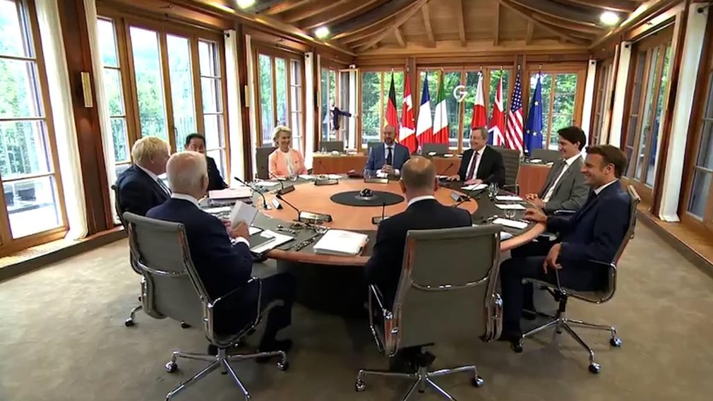 Джонсон и Трюдо G7 шутят о том, что носят без рубашки и демонстрируют Путину «наши мускулы»