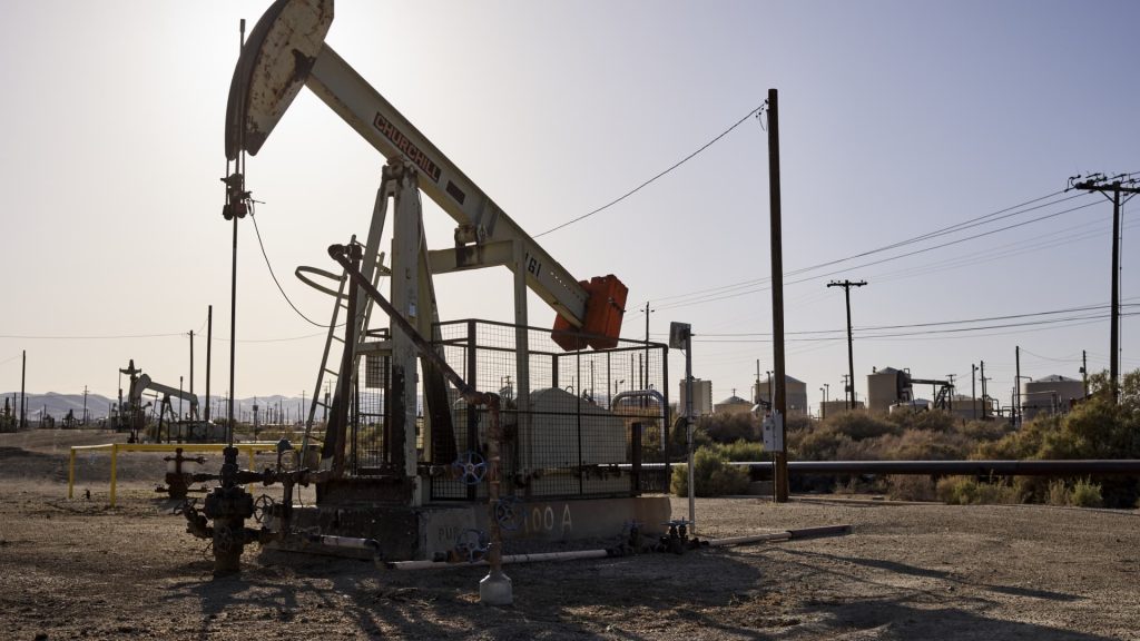 Дэн Ергин говорит о падении цен на нефть, несмотря на дефицит поставок и напряженность в России