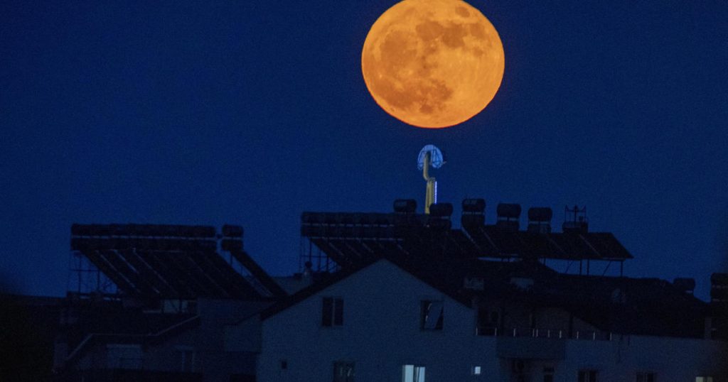 Клубничная гигантская луна в июне освещает небо по всему миру