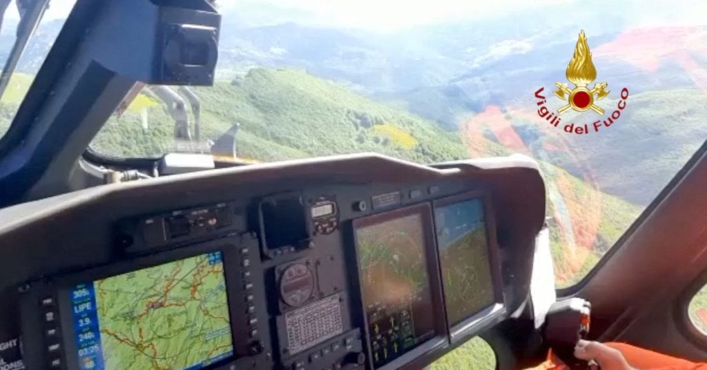 На месте крушения вертолета в Италии нашли семь тел