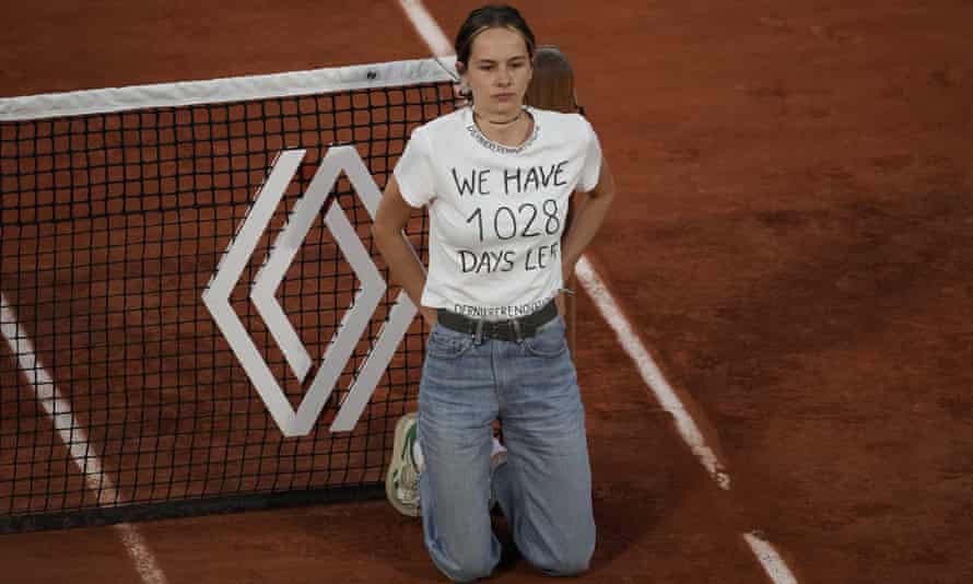 Протестующая запуталась во время полуфинала Открытого чемпионата Франции по теннису между Каспером Руудом и Марином Чиличем.