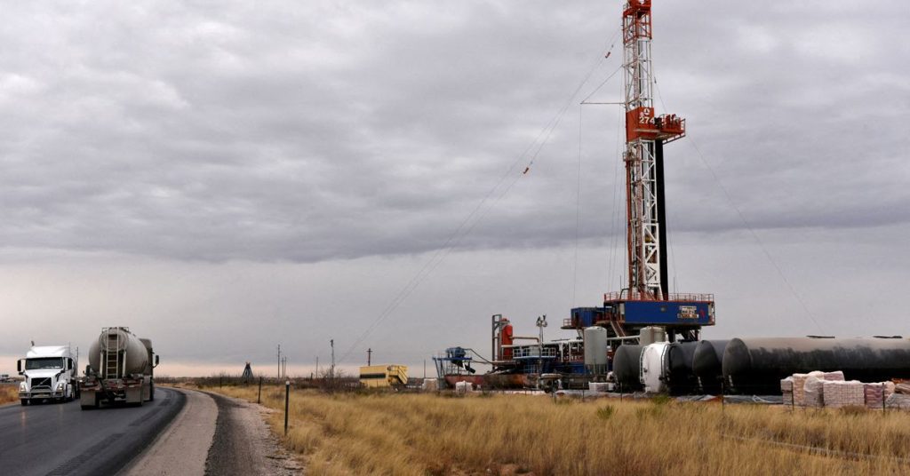 Нефть марки Brent подскочила выше 120 долларов за баррель после того, как Саудовская Аравия повысила цены на нефть.