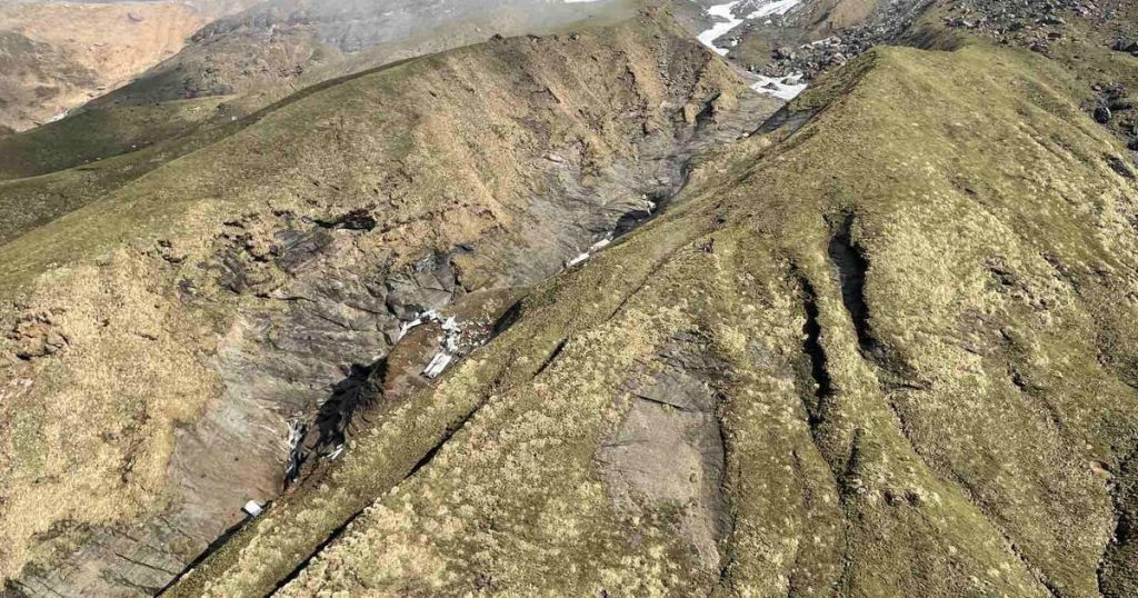 Самолет врезался в горный склон в Непале, все 22 человека на борту погибли.