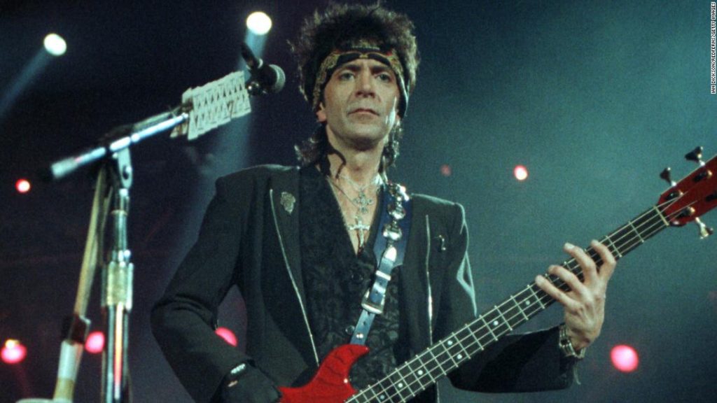 Ушел из жизни один из основателей и гитарист группы Bon Jovi Алек Джон Сач.