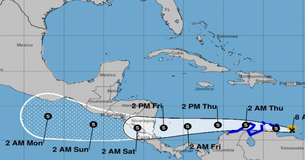 Центр урагана все еще присматривается к западной части Карибского моря;  Тропический шторм Бонни ожидается сегодня вечером - Orlando Sentinel