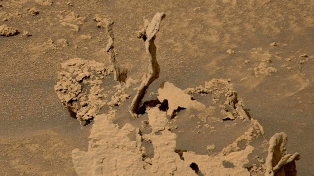 Эти странные марсианские скалы, вероятно, являются результатом древней эрозии и трещин.