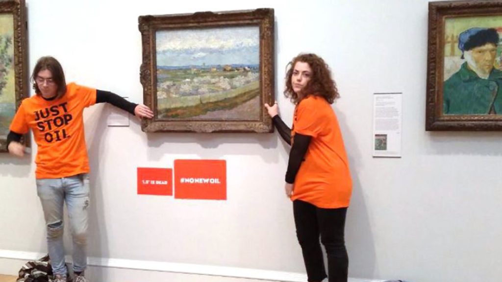 Климатические активисты в Великобритании прижимают руки к картине Винсента Ван Гога в Лондонском музее.