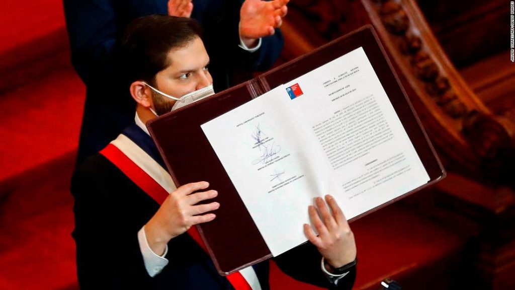 Конституционная ассамблея Чили представляет президенту Чили предложение о новой конституции.