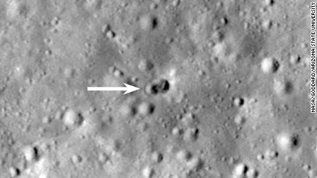 Новый двойной кратер на поверхности Луны после столкновения загадочной ракеты
