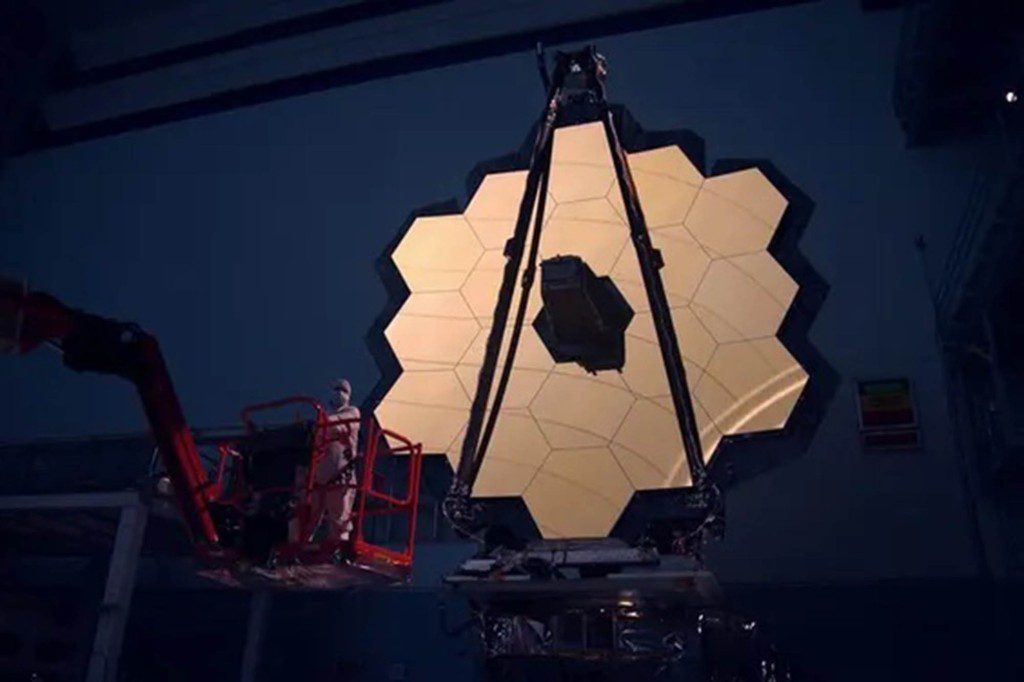 Главное зеркало космического телескопа Джеймса Уэбба освещено в фотолаборатории.