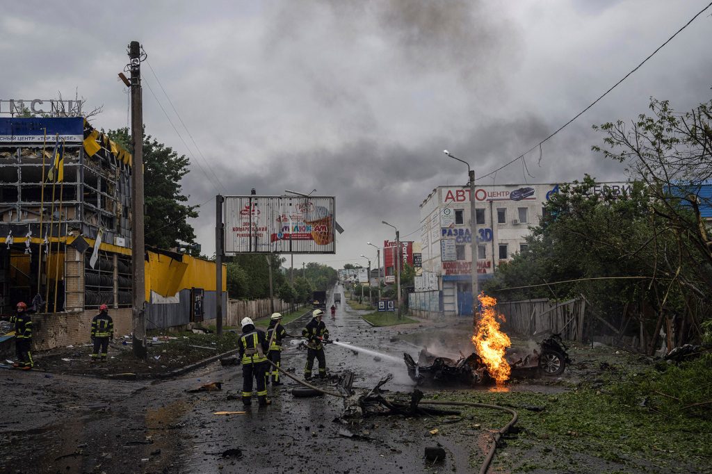 Спасатели потушили автомобиль, загоревшийся после нападения россиян на жилой квартал в центре Харькова.