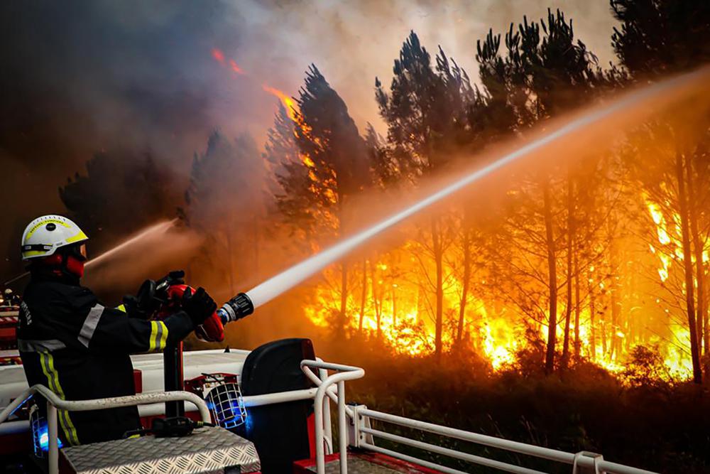 Лесные пожары охватили Западную Европу, сотни людей погибли от жары