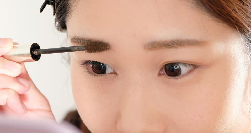 В Японии старшеклассницу исключили из школы за выщипывание бровей