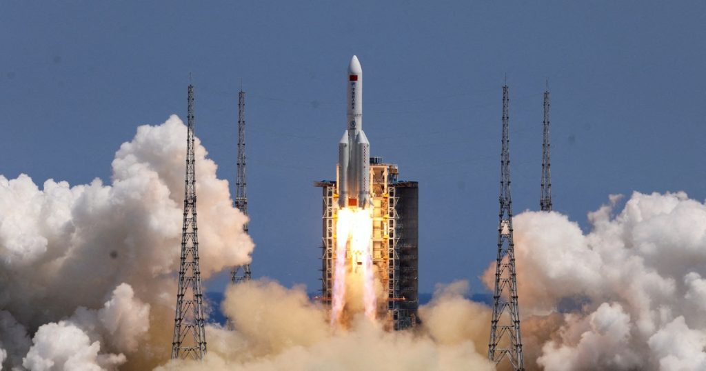 Китай заявляет, что внимательно следит за обломками ракет, несущихся к Земле.