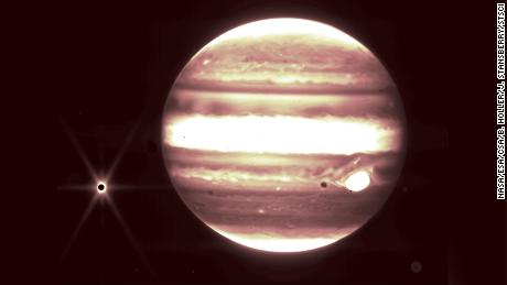 Юпитер в центре и спутник Европа слева видны с помощью прибора NIRCam телескопа Уэбба.