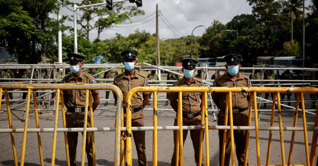 Шри-Ланка объявила чрезвычайное положение до того, как парламент проголосует за нового президента