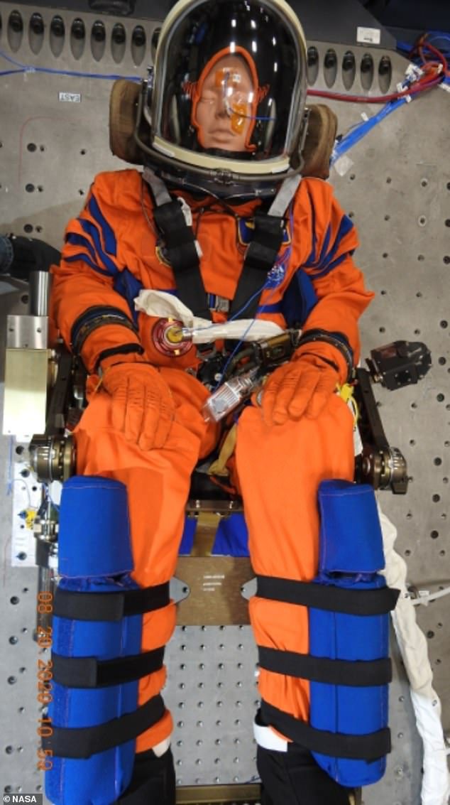 Инженеры НАСА используют подходящую модель, известную как «Кампус командира Монекина», для проведения вибрационных испытаний в Космическом центре Кеннеди.  Он будет летать на борту космического корабля «Орион».