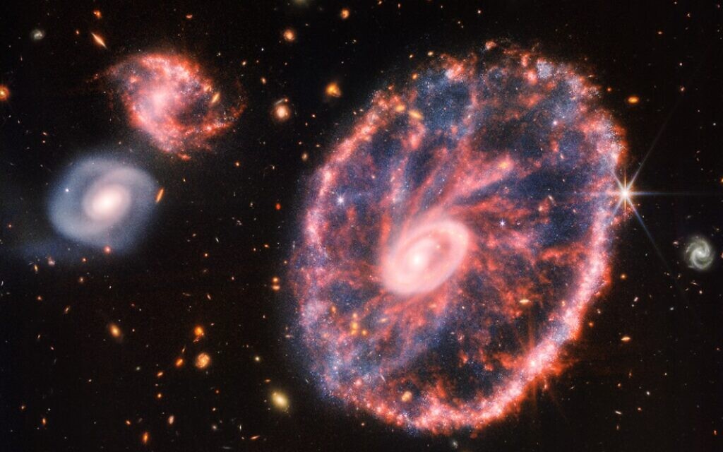 Телескоп Уэбба запечатлел красочную галактику Колесо Телеги, которая находится на расстоянии 500 миллионов световых лет.