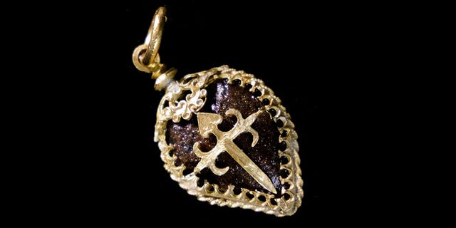 Похоже, что золотое ожерелье украшено индийским безоаровым камнем.