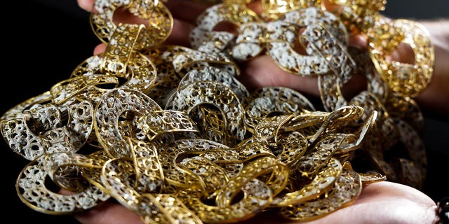 Эта золотая цепочка весом 887 граммов из 80 круглых звеньев, украшенных четырехлепестковыми розетками, скорее всего, была изготовлена ​​на Филиппинах.