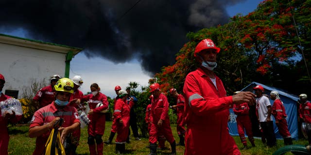 Члены Кубинского Красного Креста готовятся к переезду на базу супертанкеров Матансас, пока пожарные тушат пожар, вспыхнувший во время грозы накануне вечером, в Матасанас, Куба, в субботу, 6 августа 2022 года.