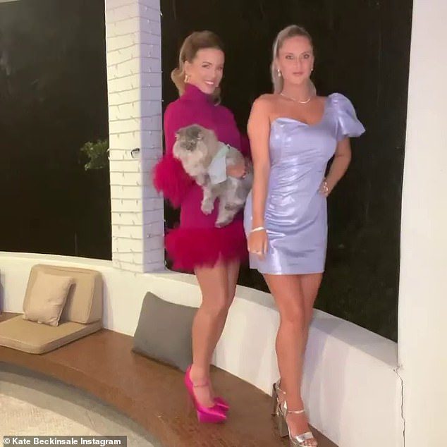 веселый!  Звезда также поделилась коротким видео о том, как она гуляет со своей очаровательной подругой, которая выглядела сексуально в фиолетовом платье с открытыми плечами.