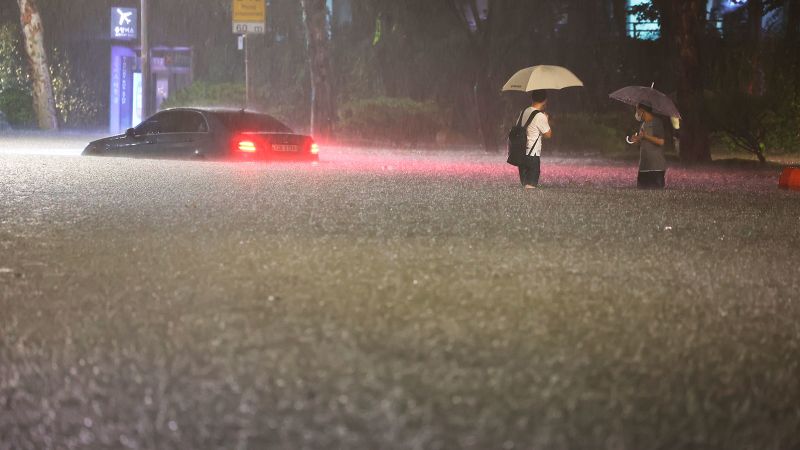 Наводнения в Сеуле: Рекордный дождь унес жизни по меньшей мере 9 человек в столице Южной Кореи из-за затопленных зданий и автомобилей