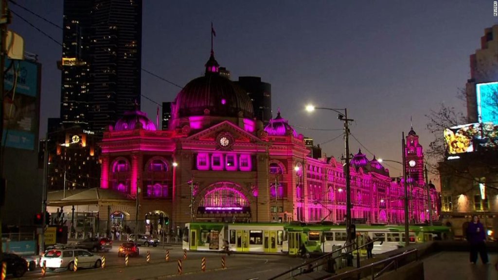 Оливия Ньютон-Джон: достопримечательности Австралии засветились розовым в честь певицы и активистки борьбы с раком