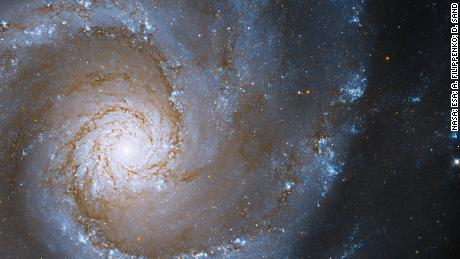 Хаббл обнаружил сердце большой спиральной галактики