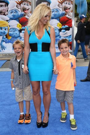 Бритни Спирс с сыновьями Шоном Престоном и Джейденом Федерлайном на премьере фильма «Смурфики 2», Лос-Анджелес, США, 28 июля 2013 г.