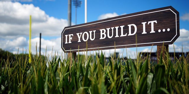 Точка зрения "Если вы построите его" Подпишите перед игрой между Cedar Rapids Bunnies и Davenport Blue Sox на Field of Dreams во вторник, 9 августа 2022 года, в Дайерсвилле, штат Айова.