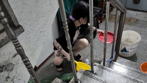 Женщина убирает воду из затопленного подвального помещения в Сеуле, Южная Корея, 10 августа.