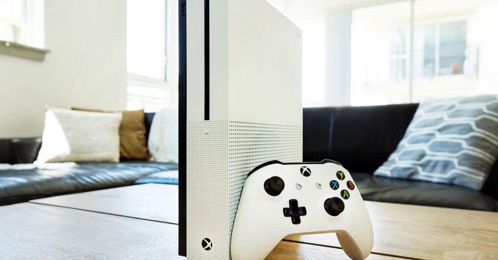 Microsoft наконец признала, что продажи Xbox One были меньше половины продаж PS4