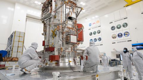 В настоящее время команда миссии собирает Europa Clipper в High Bay 1, чистой комнате в Лаборатории реактивного движения НАСА, где перед запуском выполнялись другие исторические миссии.