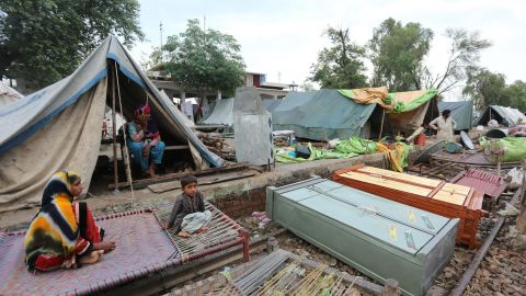 Жители укрываются во временном лагере в районе Раджанпур пакистанской провинции Пенджаб 24 августа.