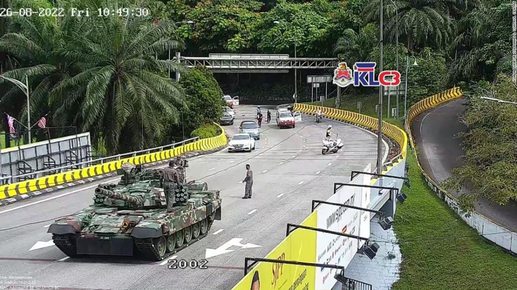 Армия Малайзии извинилась за крушение танка и бронетехники в Куала-Лумпуре