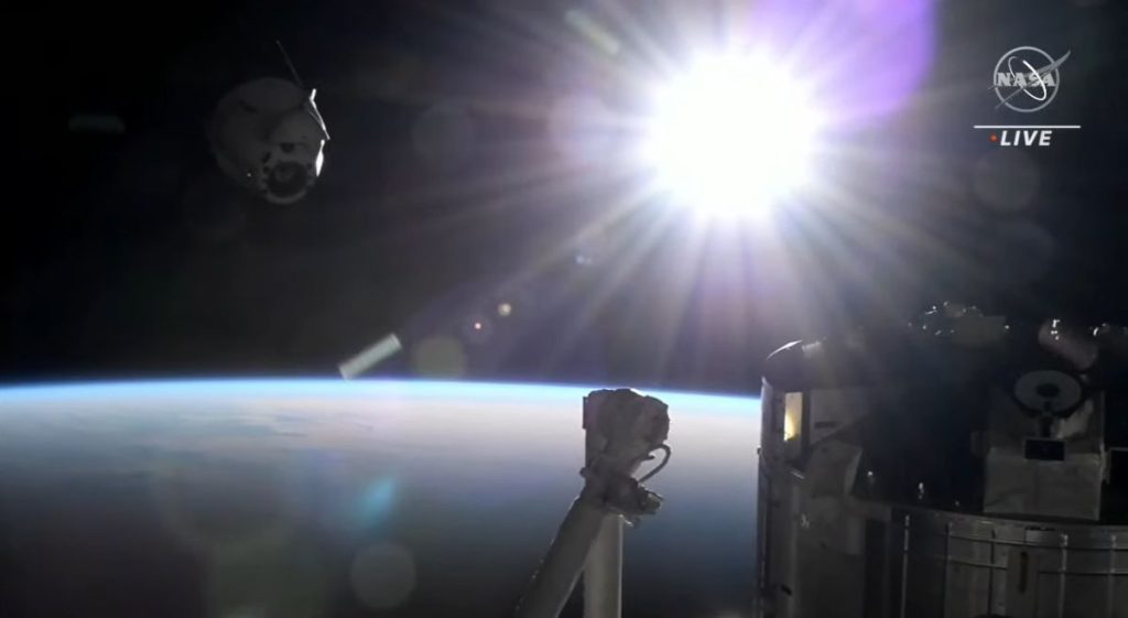 Грузовая капсула SpaceX Dragon покидает космическую станцию ​​на обратном пути на Землю.