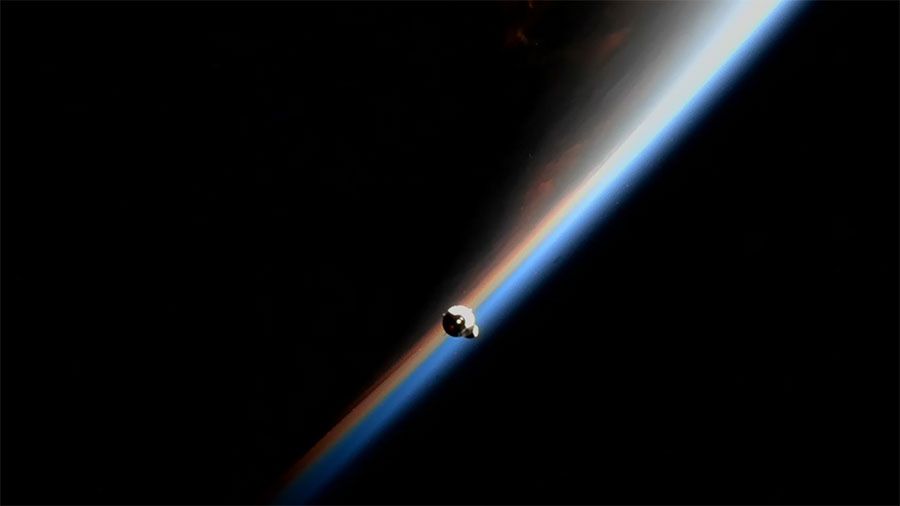 Грузовой корабль SpaceX Dragon возвращается на Землю с космической станции