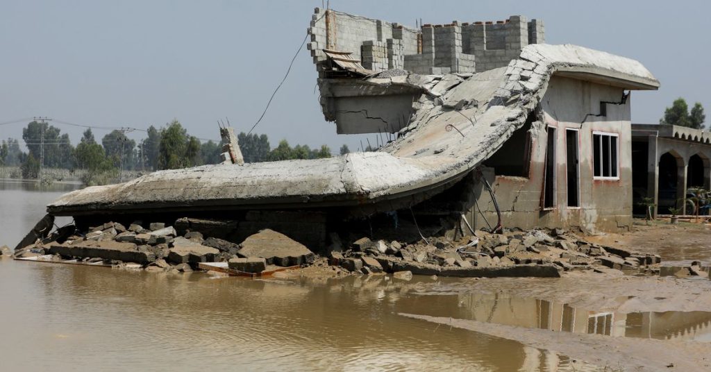 Катастрофические наводнения в Пакистане унесли жизни 1100 человек, в том числе 380 детей